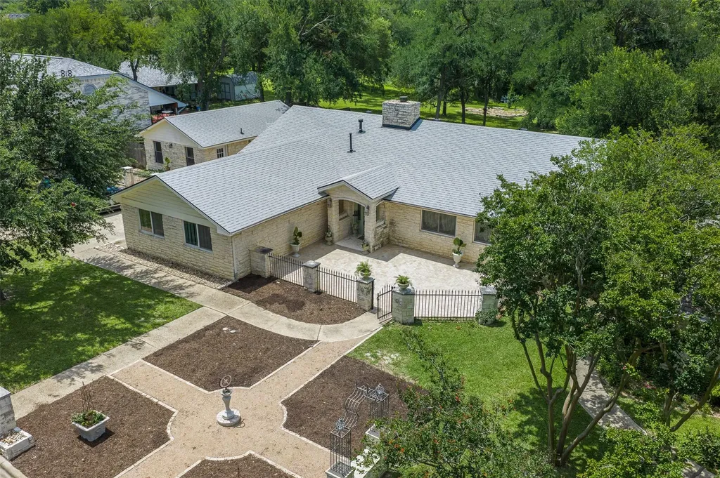 1102 N F Avenue Elgin TX 78621