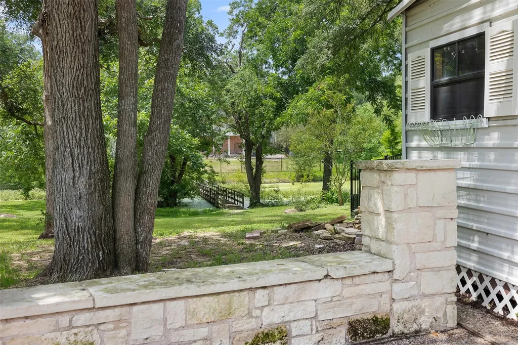 1102 N F Avenue Elgin TX 78621