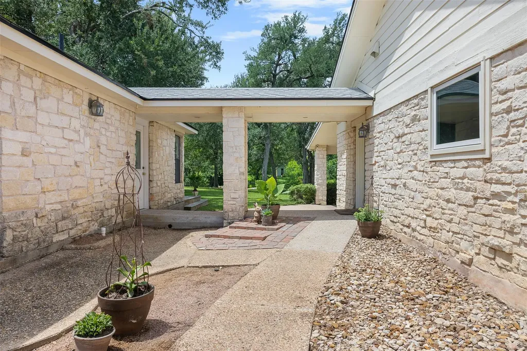 1102 N F Avenue Elgin TX 78621
