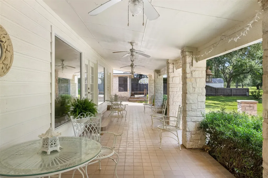 1102 N F Avenue Elgin TX 78621