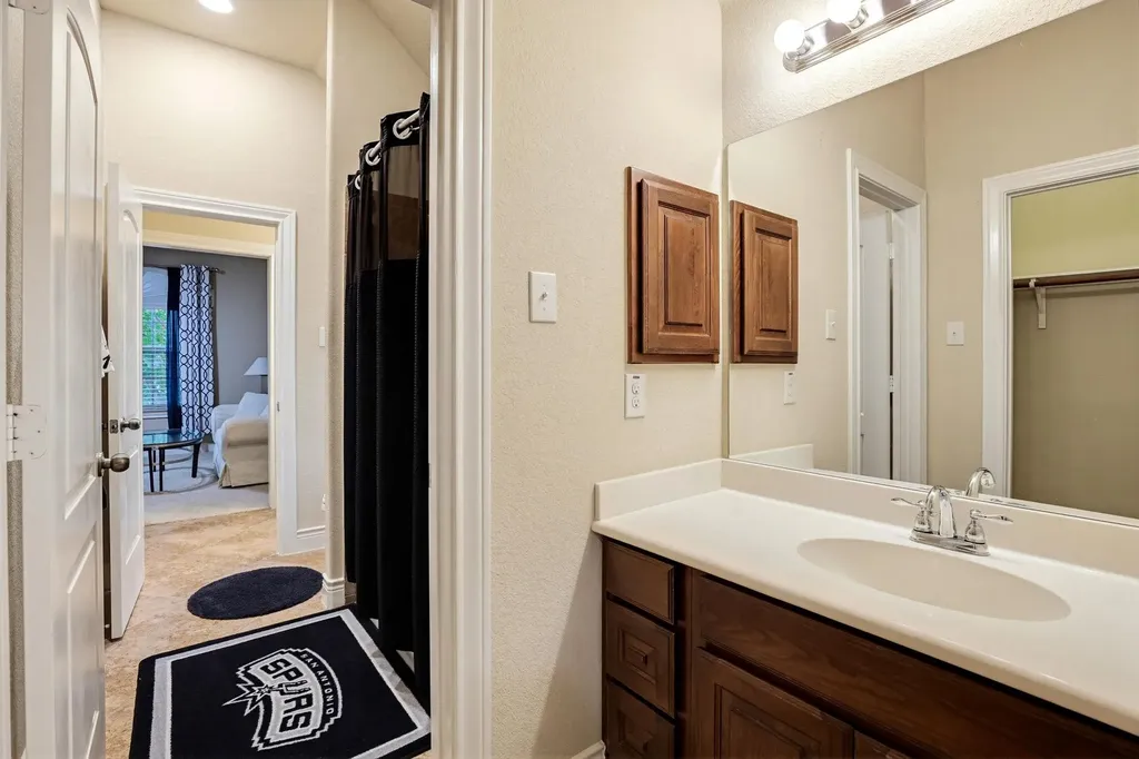 8931 Cimarron Route San Antonio TX 78255
