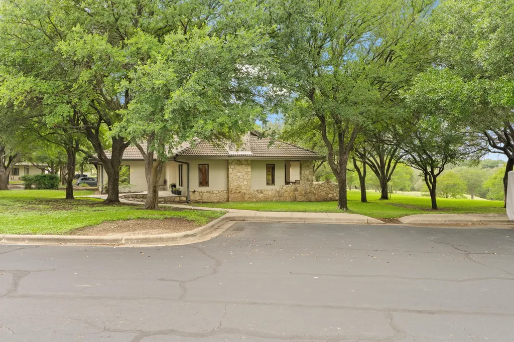 1927 Clubhouse Hill Drive Spicewood TX 78669