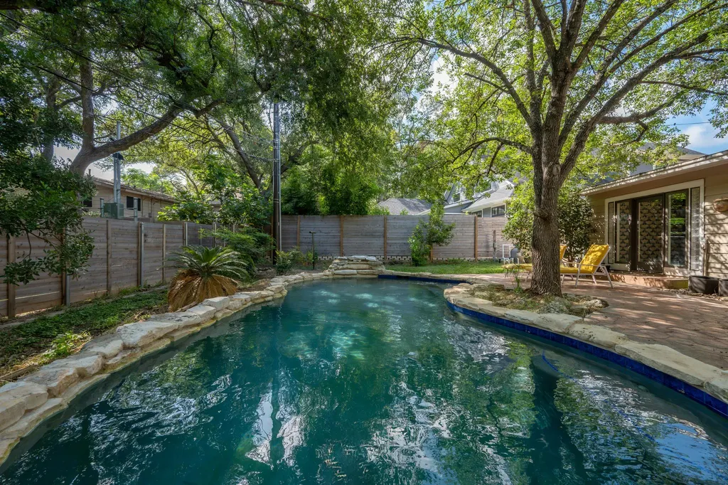 2402 Elmglen Drive Austin TX 78704
