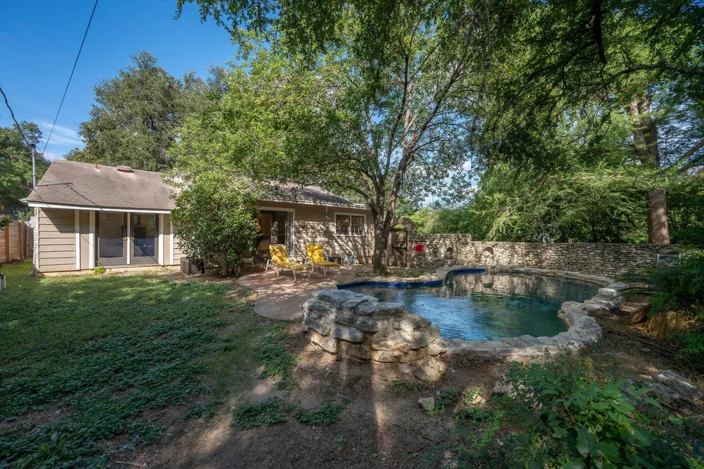 2402 Elmglen Drive Austin TX 78704