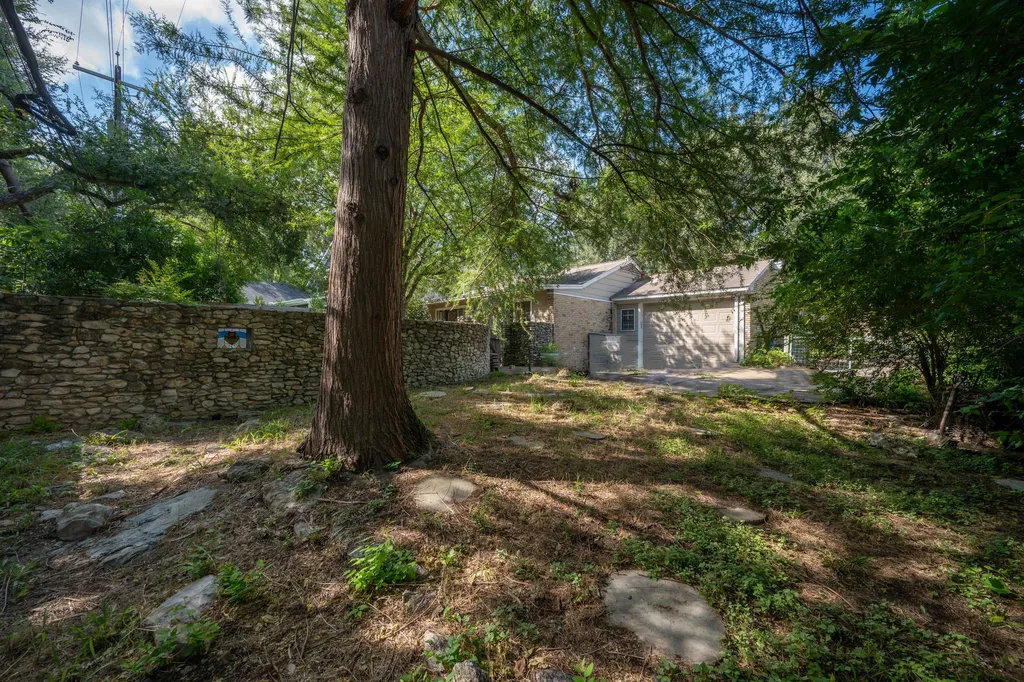 2402 Elmglen Drive Austin TX 78704