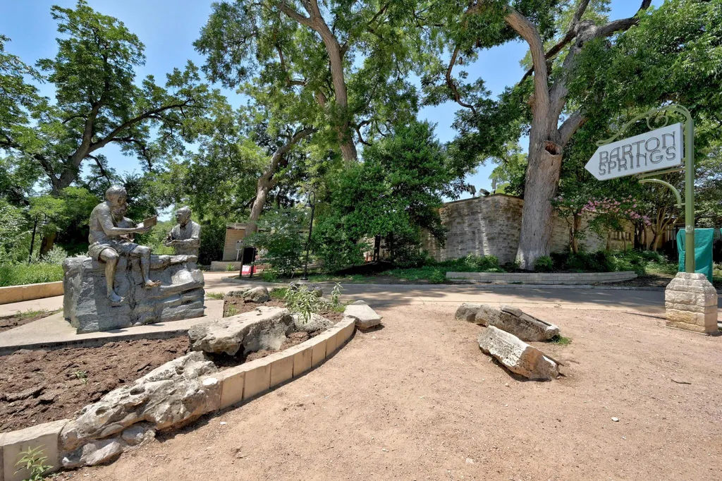 2402 Elmglen Drive Austin TX 78704