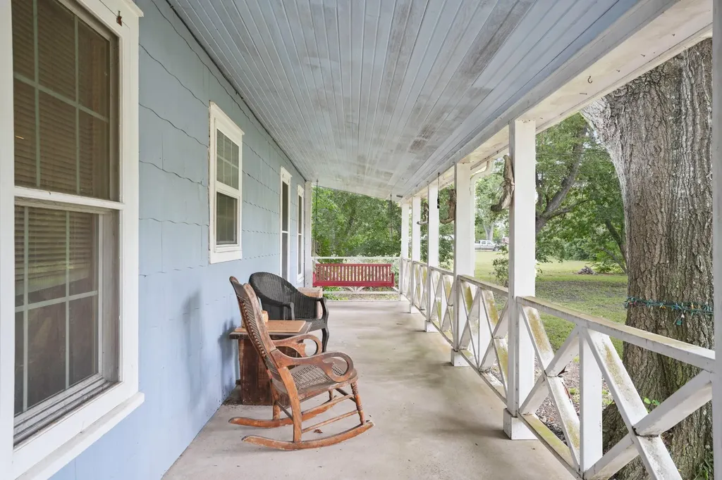 1320 W San Antonio Street Lockhart TX 78644