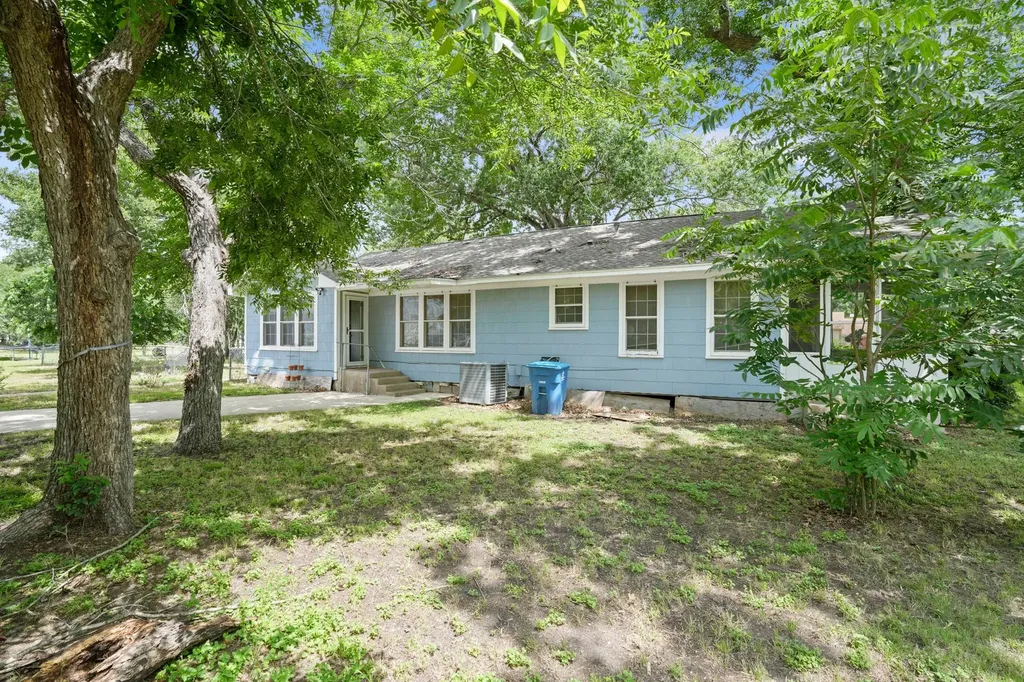 1320 W San Antonio Street Lockhart TX 78644