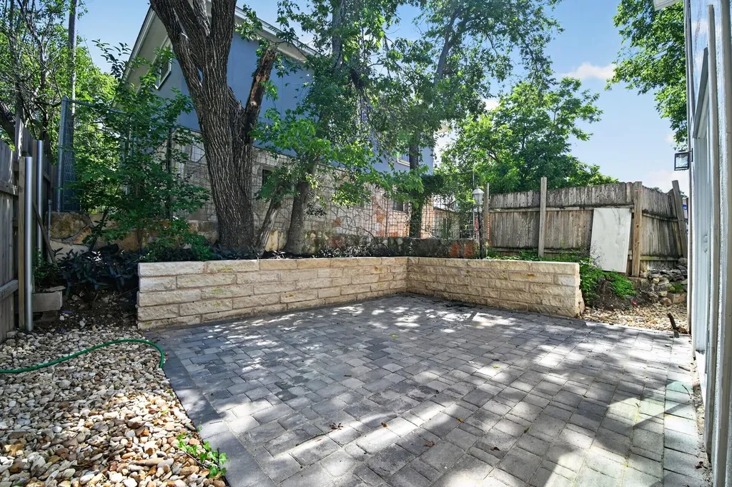 1205 E 9th Street Austin TX 78702