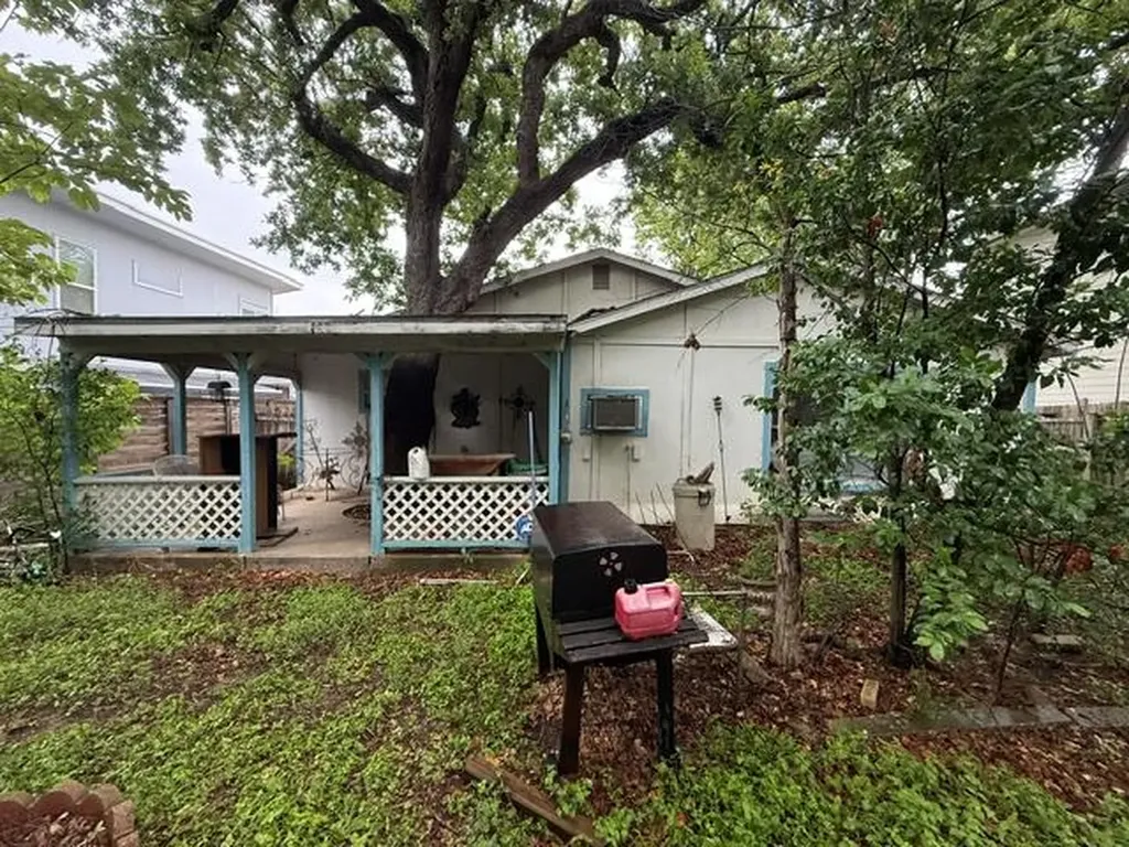 1702 Perez Street Austin TX 78721