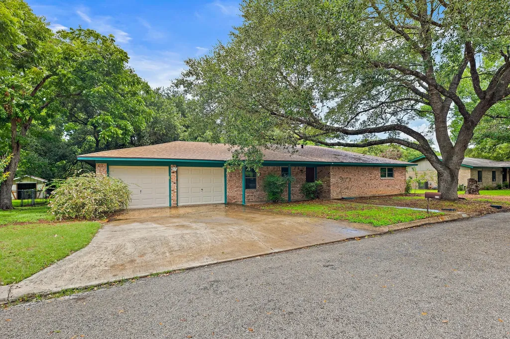 215 Memorial Drive Luling TX 78648