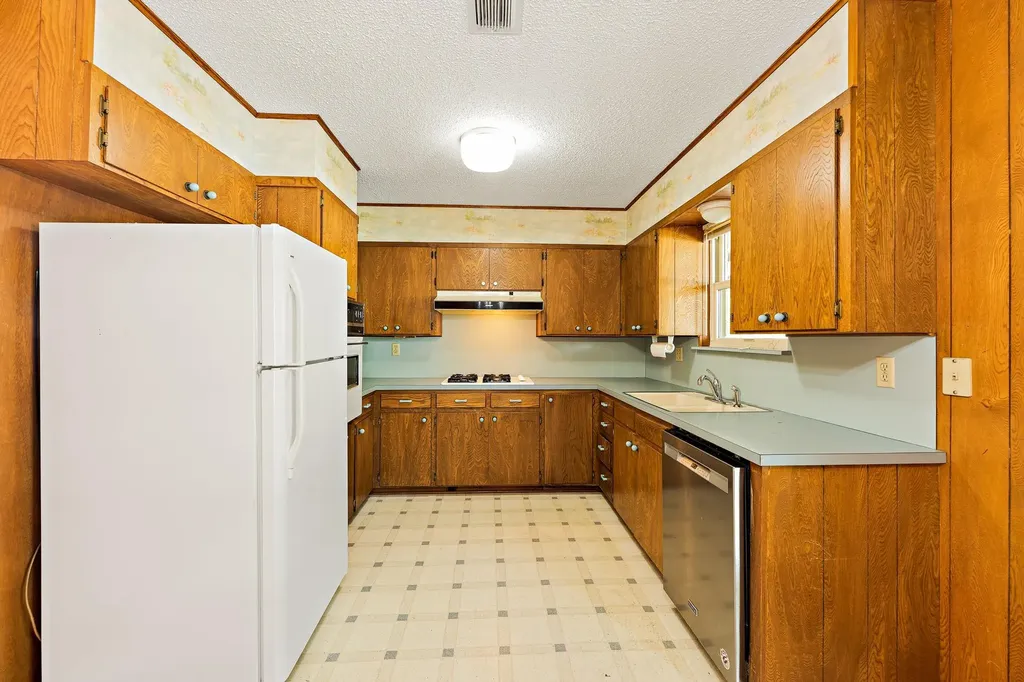 215 Memorial Drive Luling TX 78648
