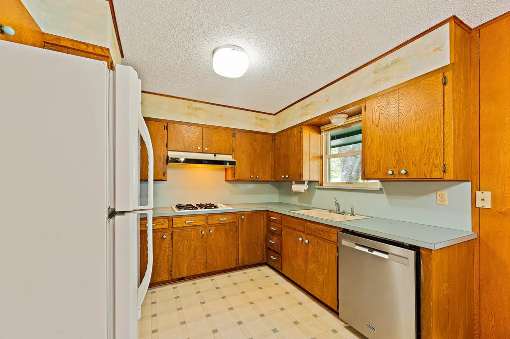 215 Memorial Drive Luling TX 78648