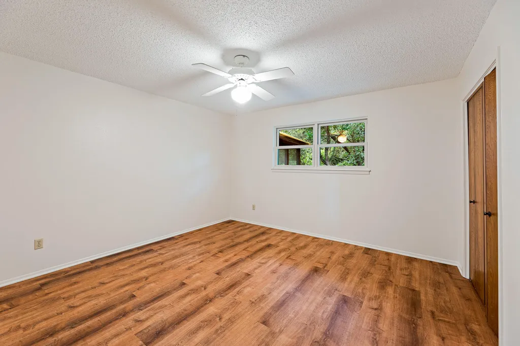 215 Memorial Drive Luling TX 78648
