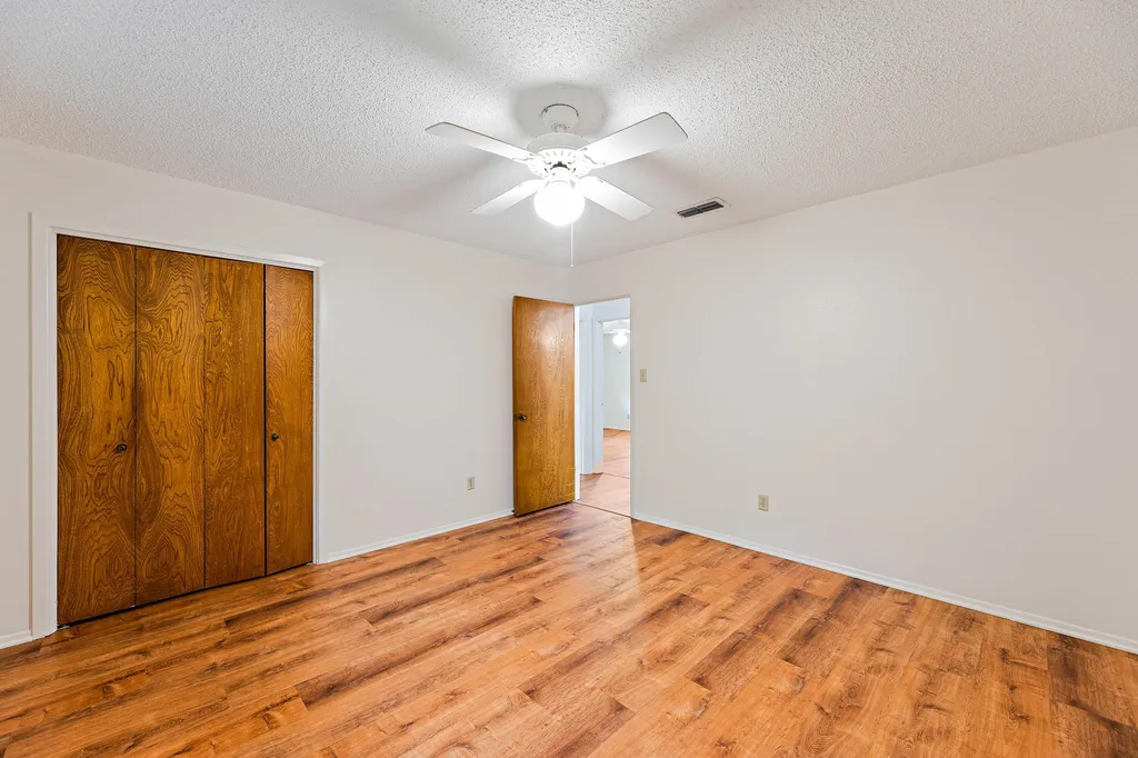 215 Memorial Drive Luling TX 78648