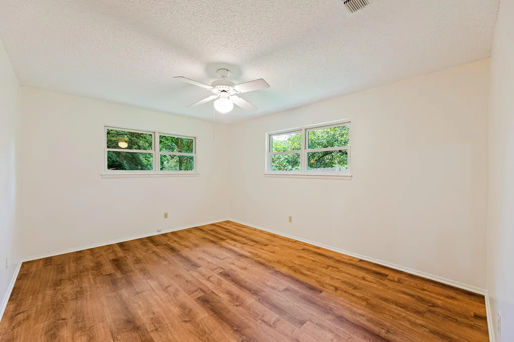 215 Memorial Drive Luling TX 78648