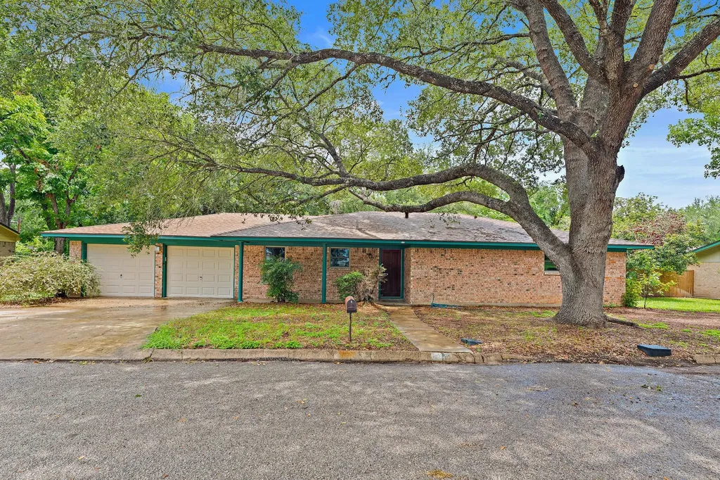 215 Memorial Drive Luling TX 78648