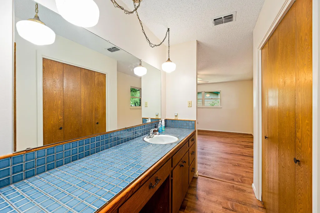 215 Memorial Drive Luling TX 78648