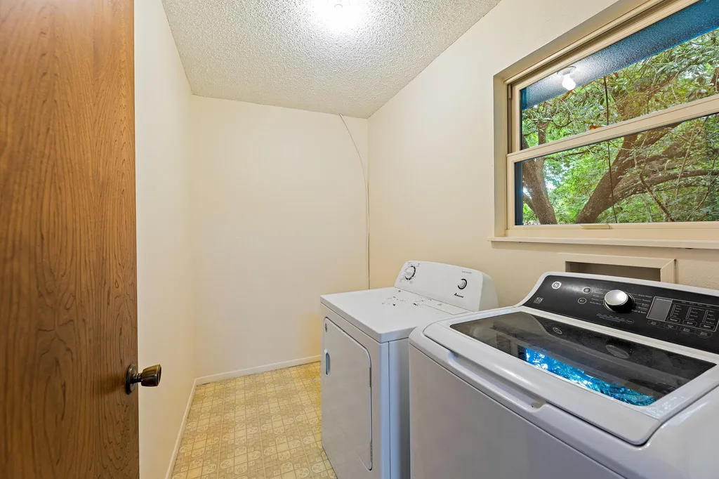 215 Memorial Drive Luling TX 78648