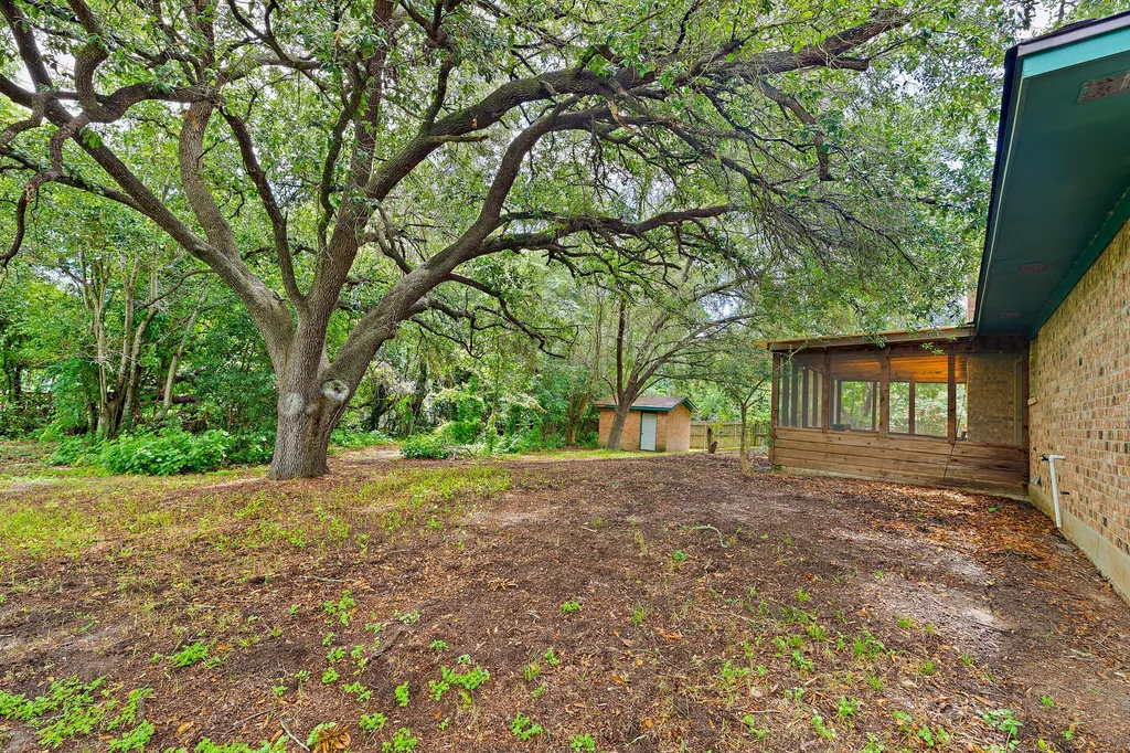 215 Memorial Drive Luling TX 78648