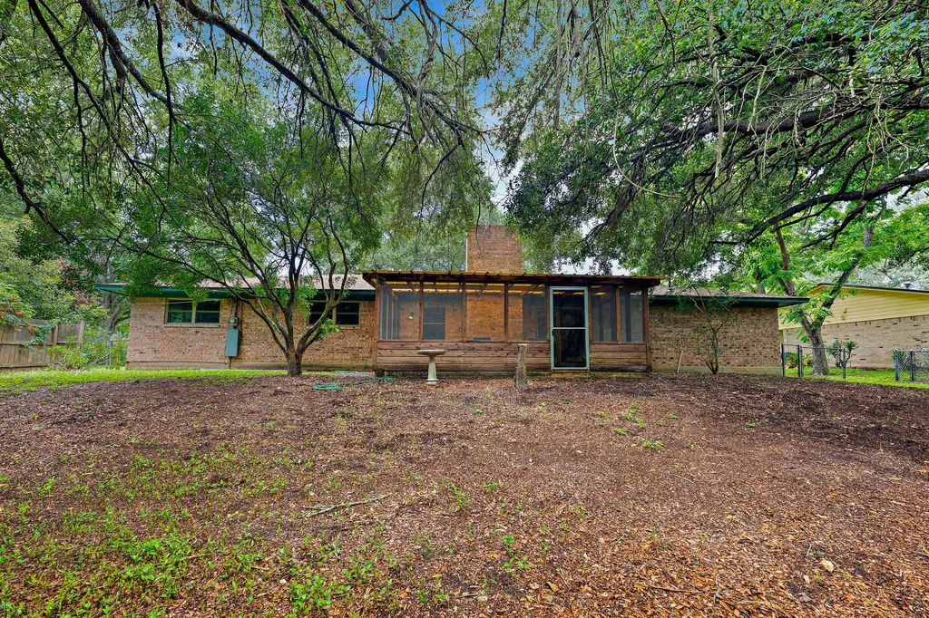 215 Memorial Drive Luling TX 78648
