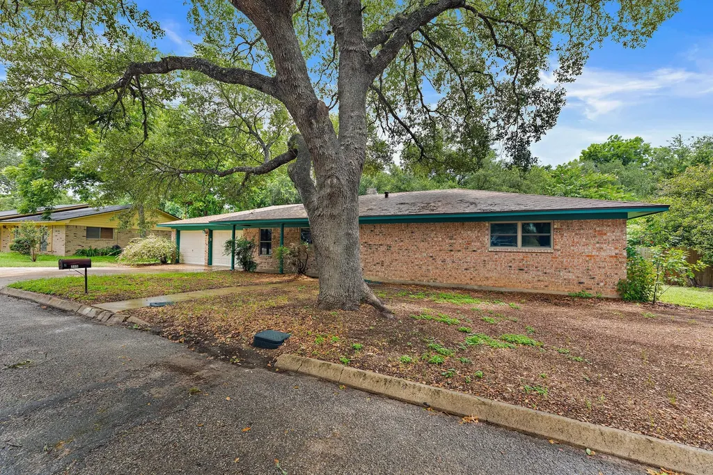 215 Memorial Drive Luling TX 78648