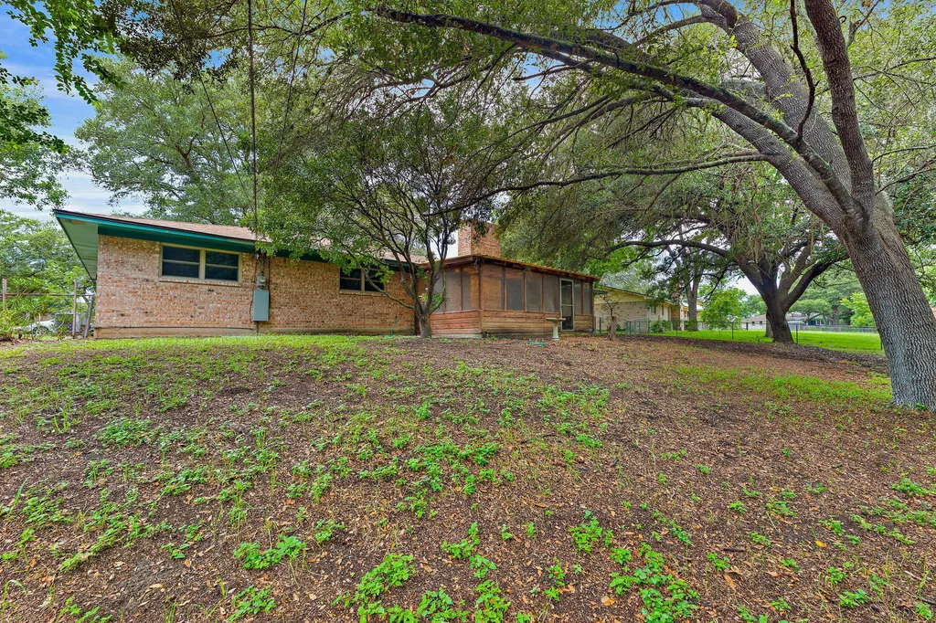 215 Memorial Drive Luling TX 78648