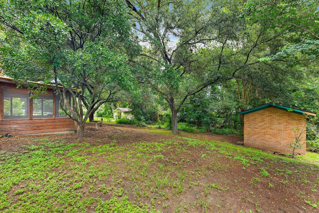 215 Memorial Drive Luling TX 78648