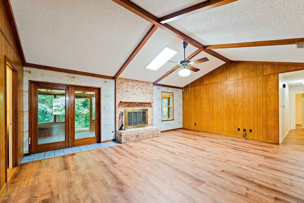 215 Memorial Drive Luling TX 78648