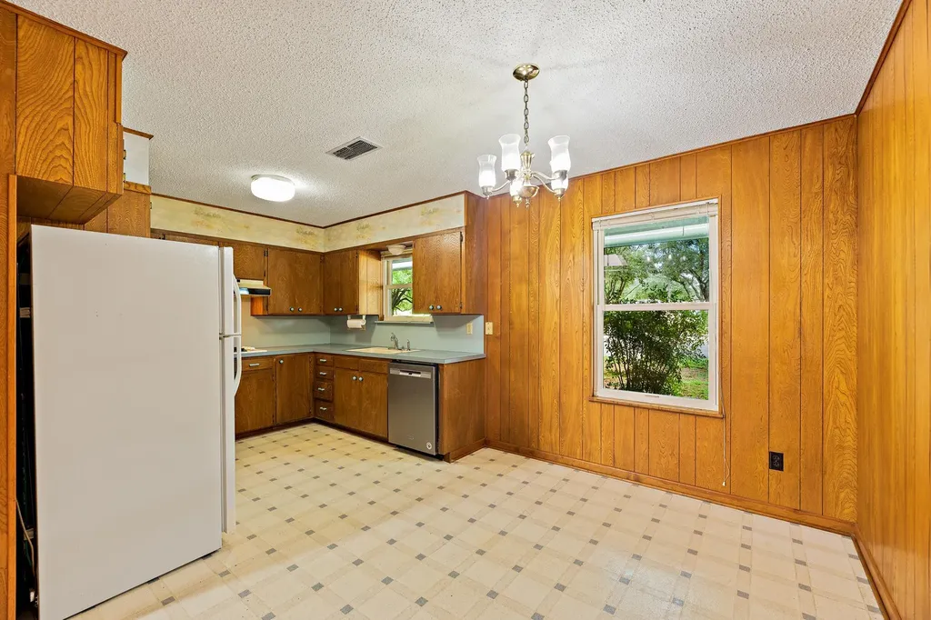 215 Memorial Drive Luling TX 78648