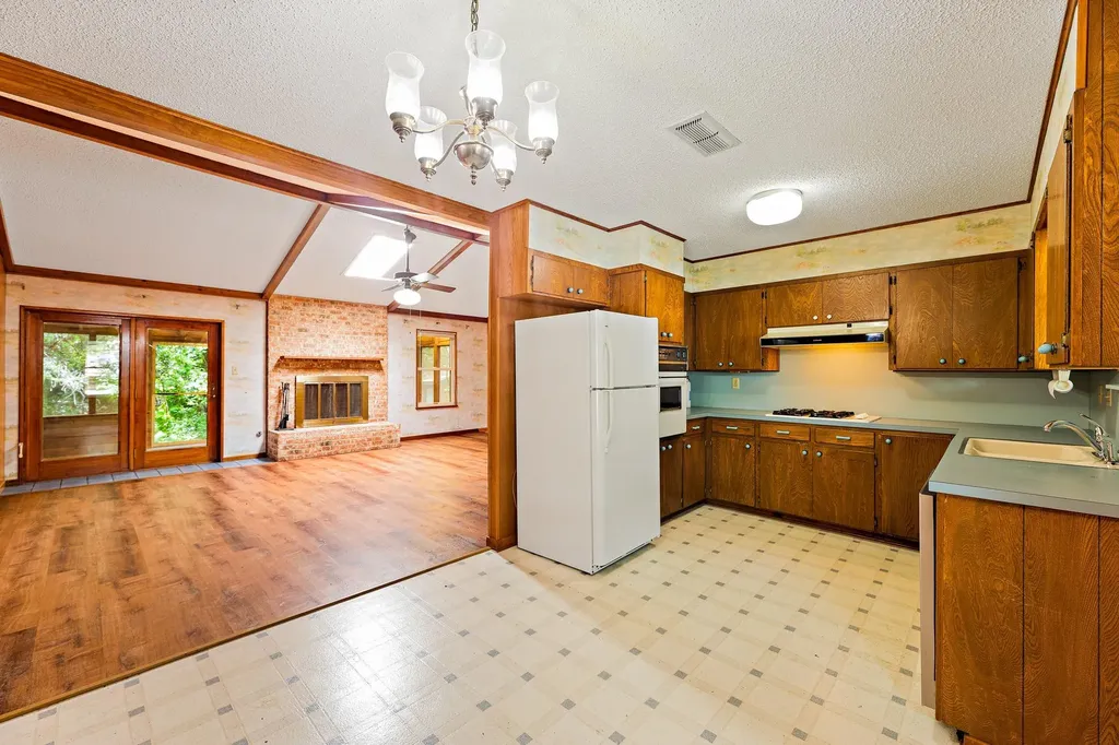 215 Memorial Drive Luling TX 78648