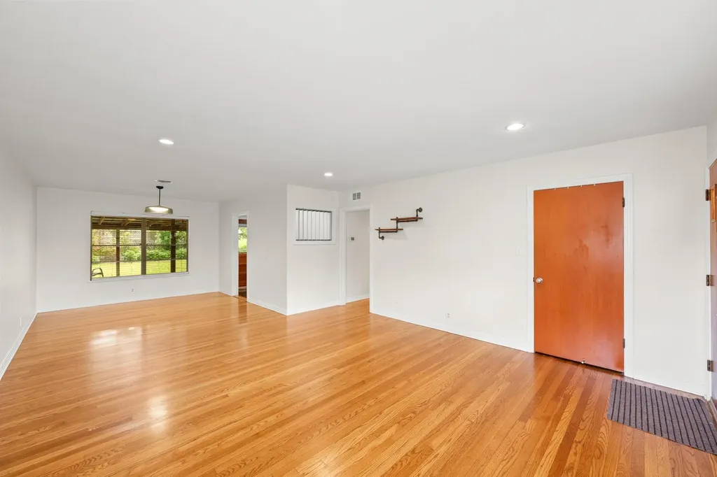 1404 Cloverleaf Drive Austin TX 78723