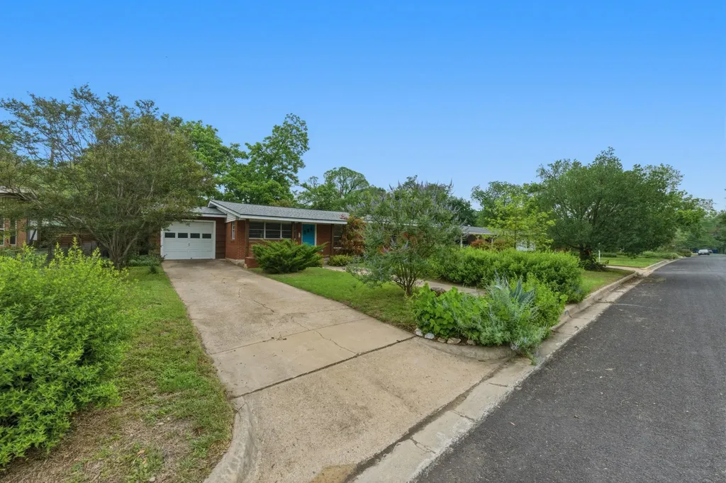 1404 Cloverleaf Drive Austin TX 78723