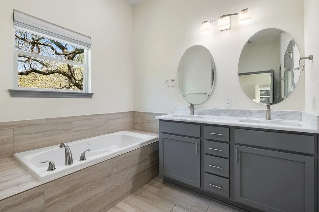 338 Coventry Road Spicewood TX 78669