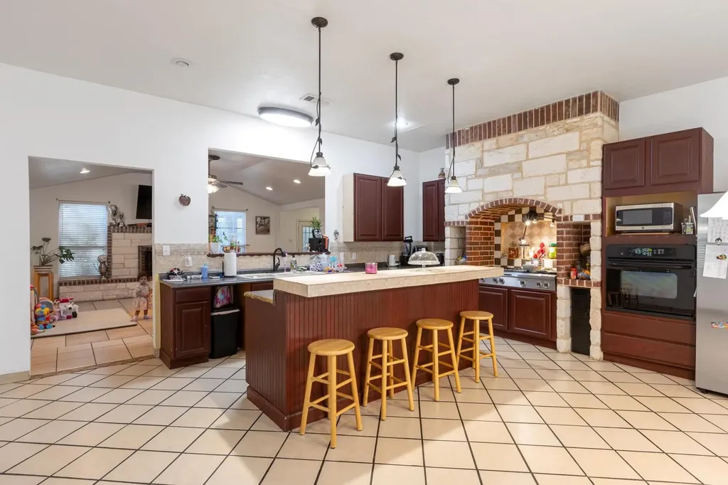 176 Old Lexington Road Elgin TX 78621