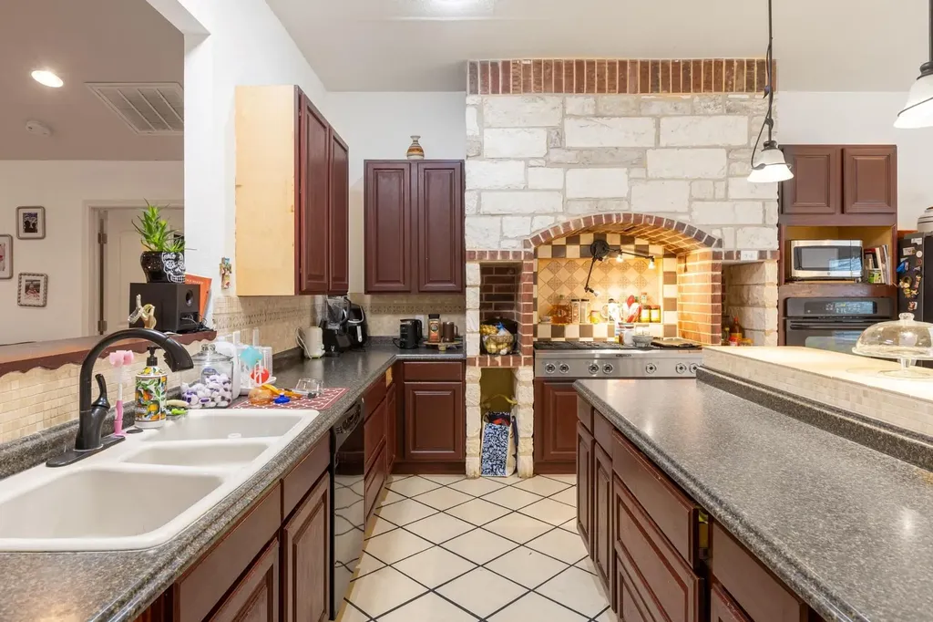 176 Old Lexington Road Elgin TX 78621