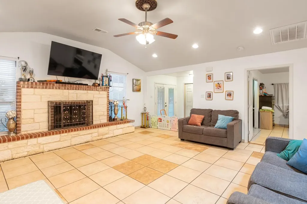 176 Old Lexington Road Elgin TX 78621