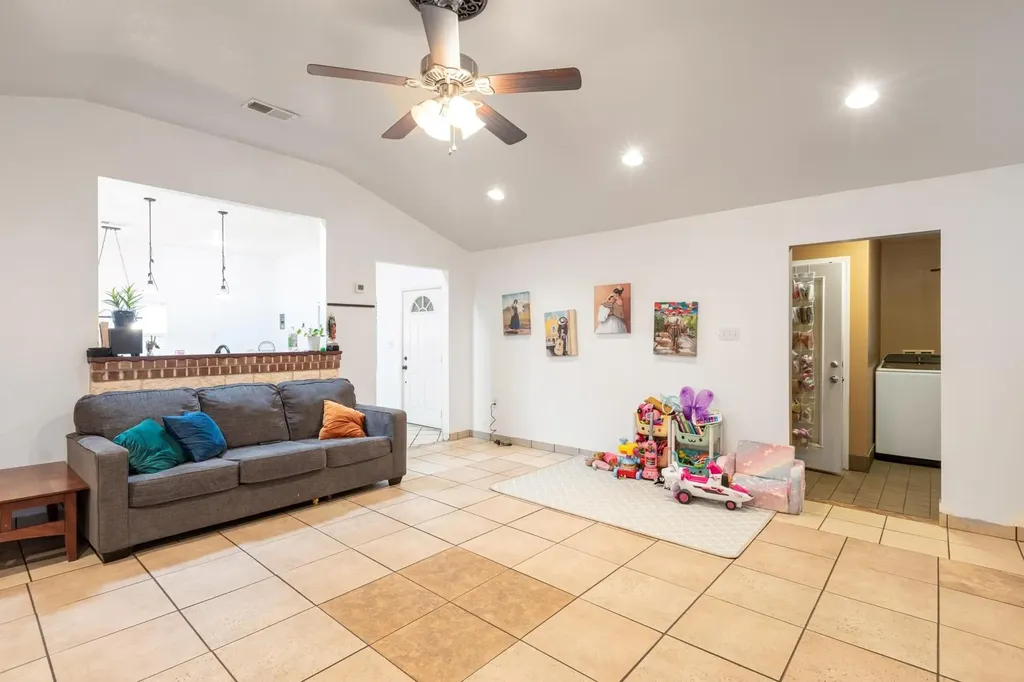 176 Old Lexington Road Elgin TX 78621