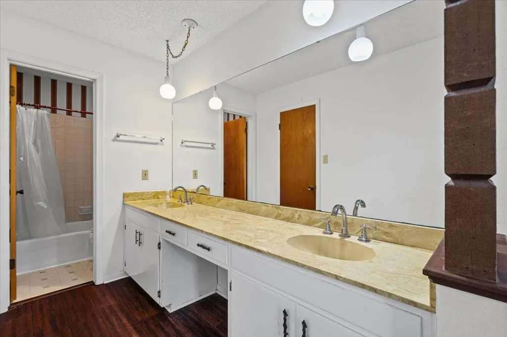 7229 S Brook Drive Austin TX 78736