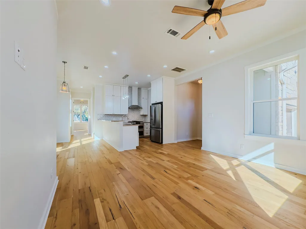 2404 Bruin Drive Spicewood TX 78669