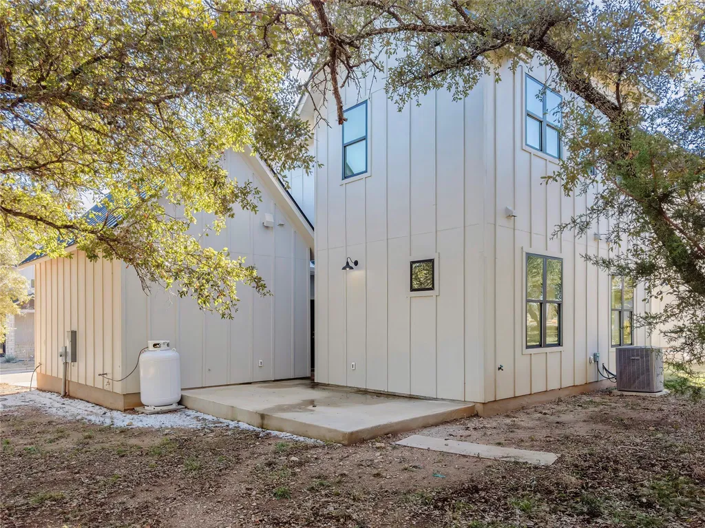 2404 Bruin Drive Spicewood TX 78669