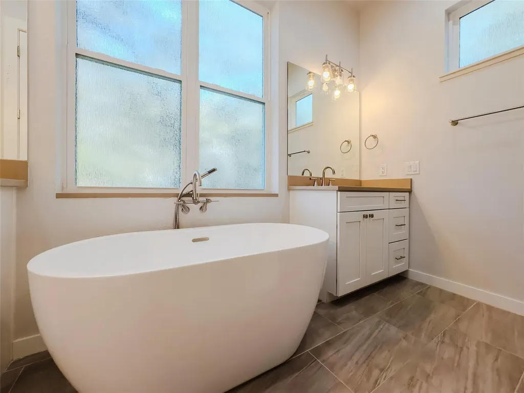 2404 Bruin Drive Spicewood TX 78669