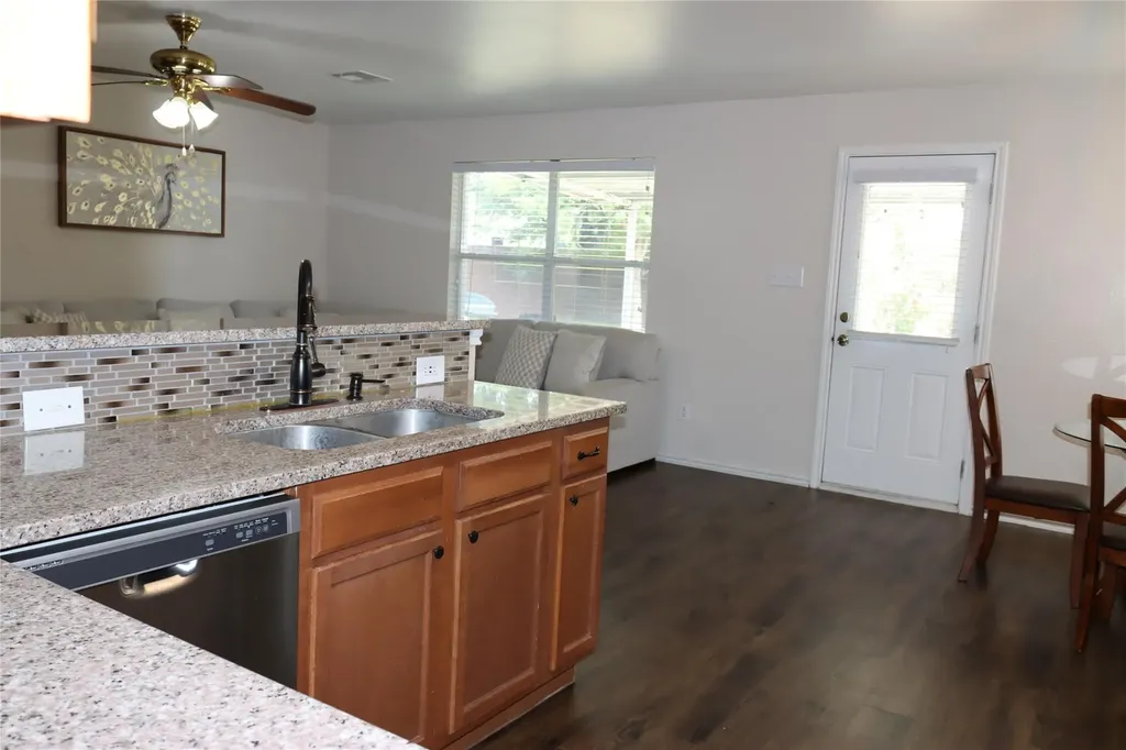 1910 Muscovy Cove Taylor TX 76574