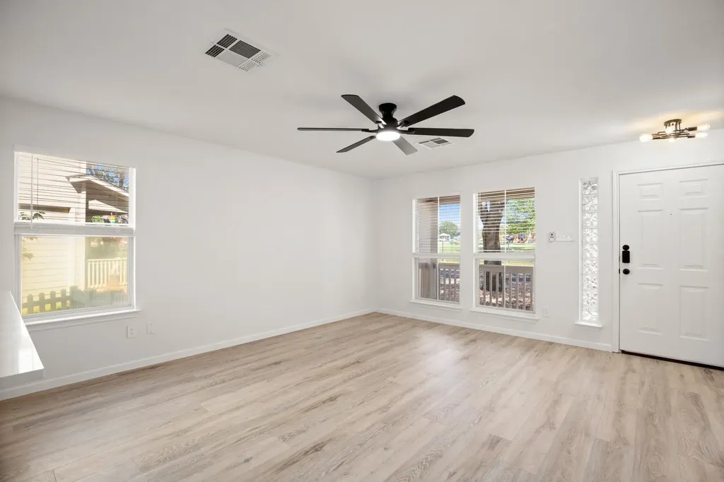 360 Sampson Kyle TX 78640