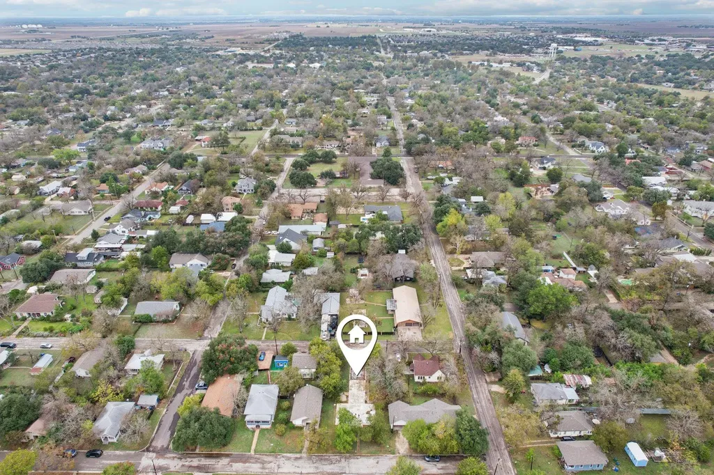 904 James Street Taylor TX 76574