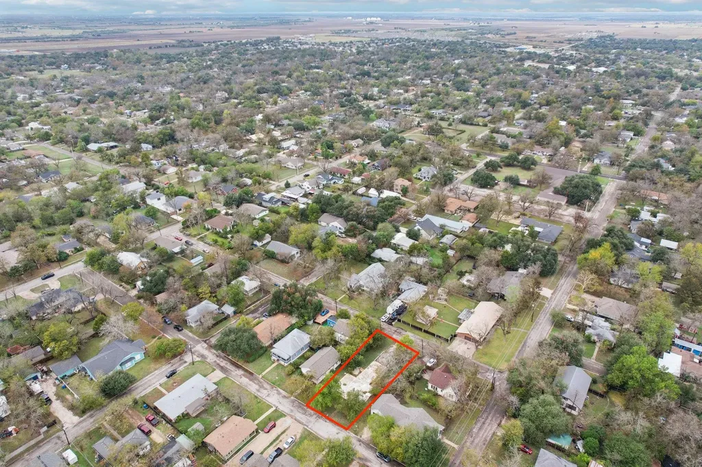 904 James Street Taylor TX 76574