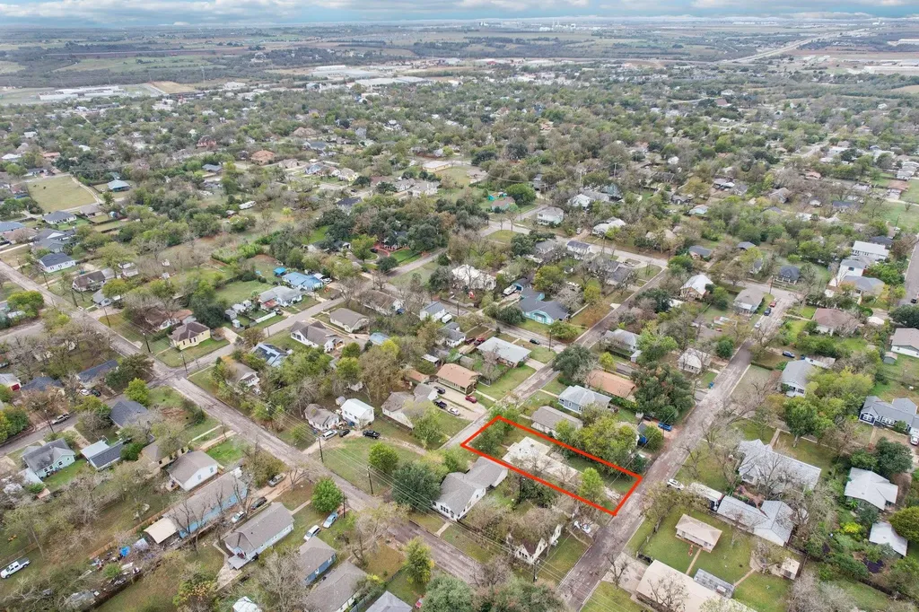 904 James Street Taylor TX 76574