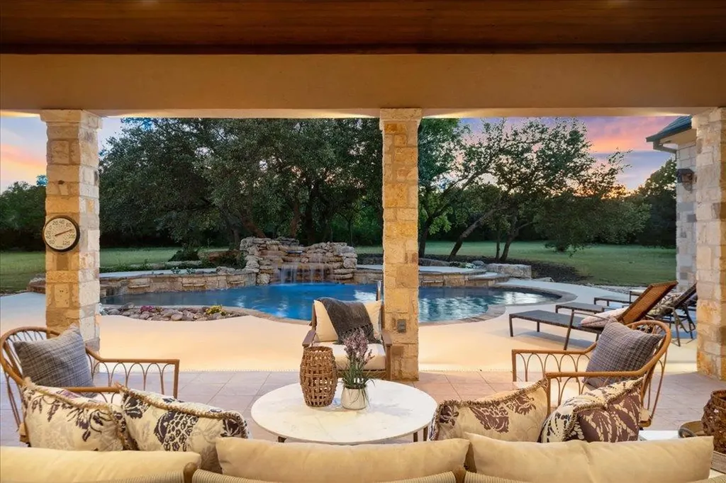 1525 Springlake Drive Dripping Springs TX 78620