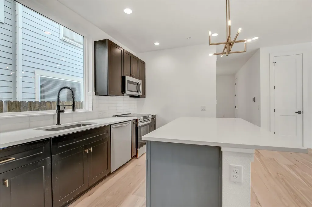 4127 E 12th Street Austin TX 78721