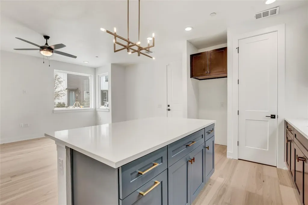 4127 E 12th Street Austin TX 78721
